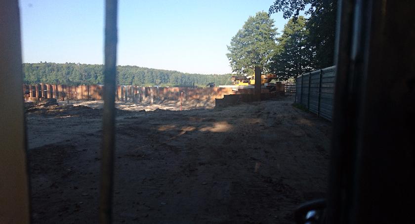 Od wbijania trzęsie w domach. Protest przy budowie hotelu Kronospanu