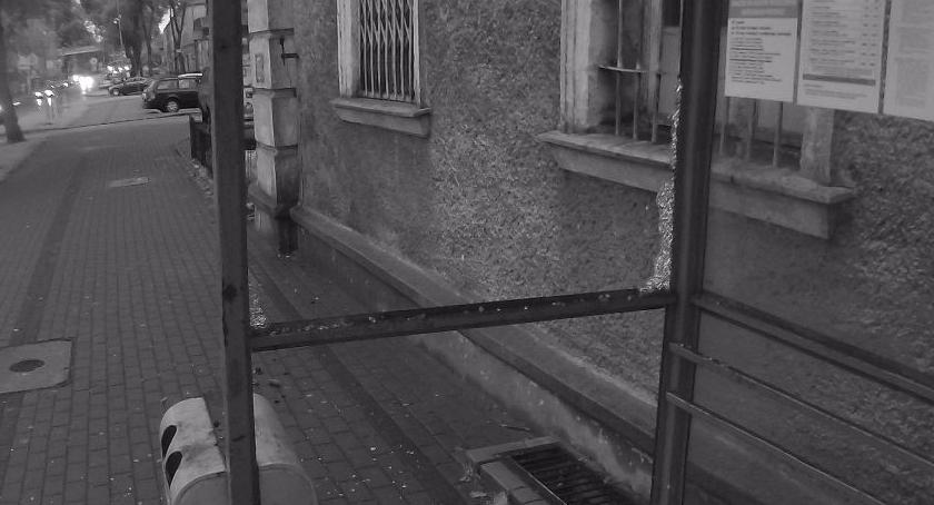 Wybite szyby w wiatach przystankowych, picie pod chmurką, przewrócona toaleta