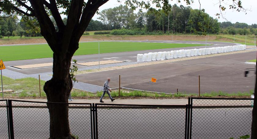 Stadion na Świątkach z problemami. Spór o trawę i płatności