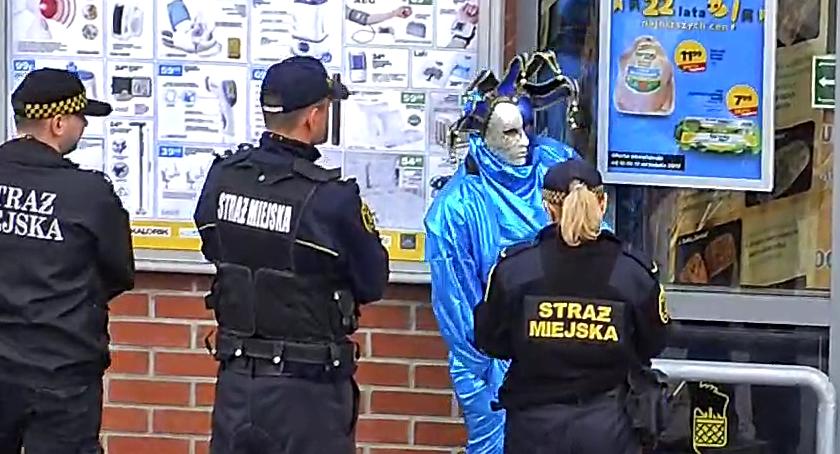 Rumuński clown z Piły żebrał koło Netto