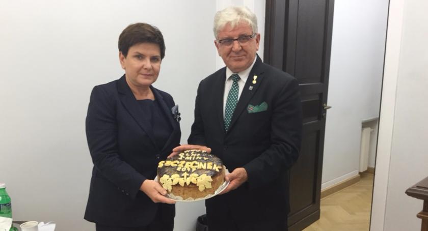 Premier Beata Szydło otrzymała chleb dożynkowy od rolników z Gminy Szczecinek
