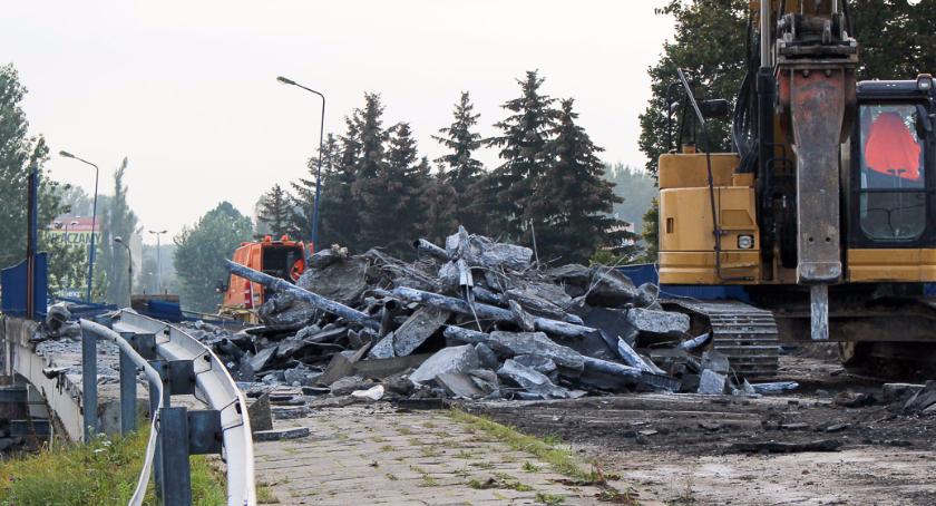 Wiadukt na Bugno jest już rozłupywany. Drogowców czeka także „gorąca” noc 