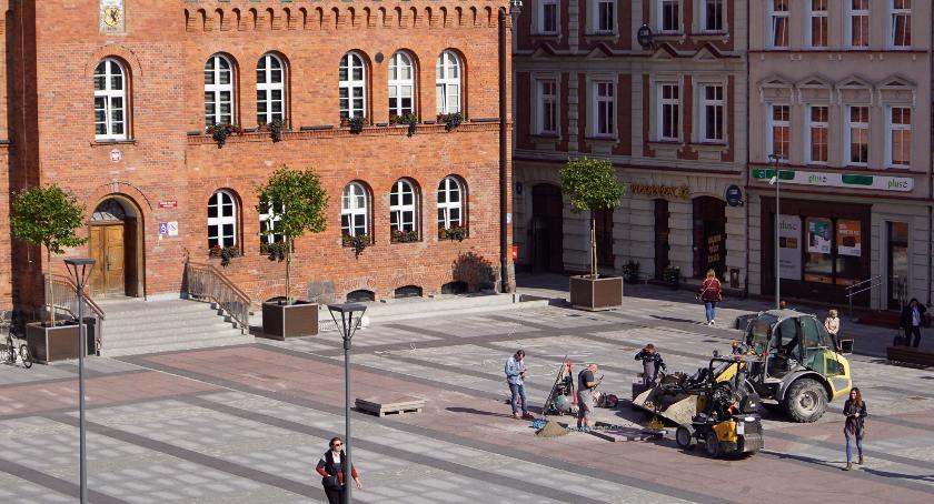 Przed ratuszem kładą herb Szczecinka. Rozpoczął się montaż płyt