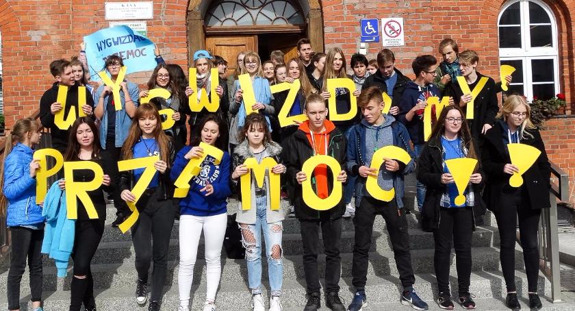Uczniowie szczecineckich szkół “wygwizdali przemoc”