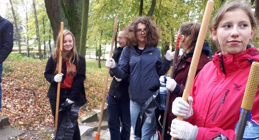 Harcerze sprzątali opuszczone groby