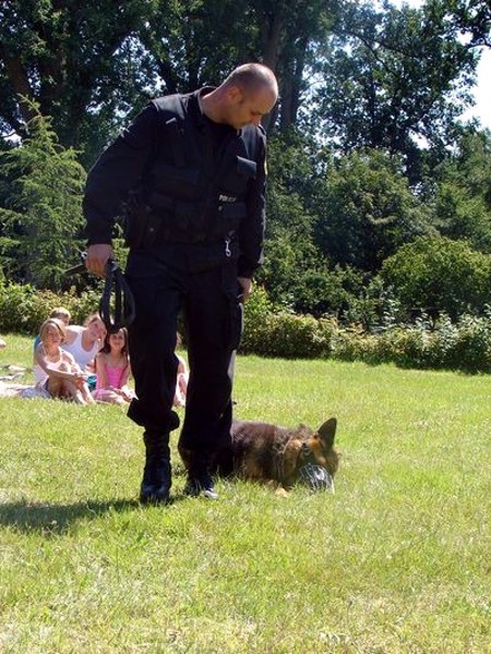 Policjanci z wizytą u dzieci na obozie w Drężnie
