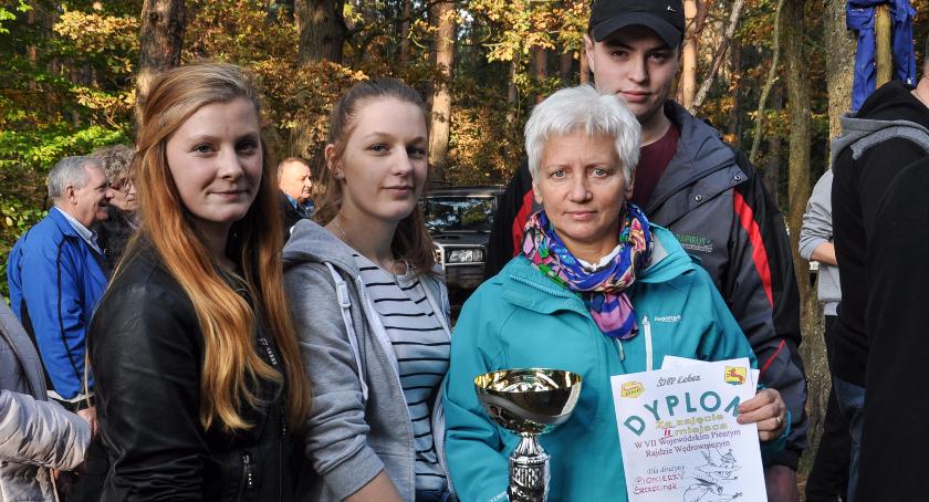 Drużyna OHP ze Szczecinka wraca z pucharem z rajdu w Łobzie