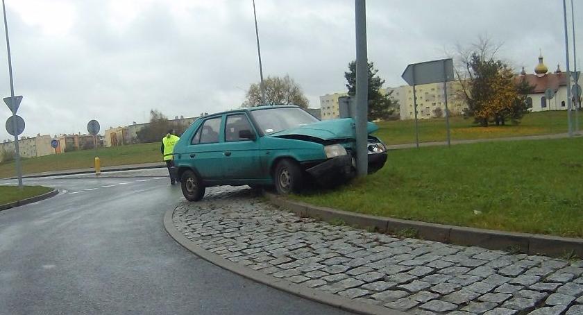 Zatrzasnął w samochodzie dziecko z kluczykami. Rozbita skoda pozostawiona na rondzie