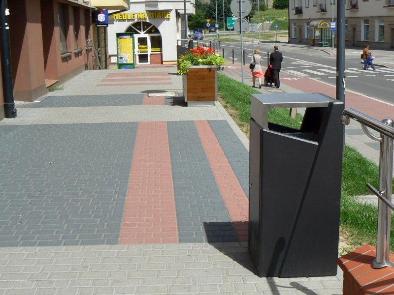 Nowe ławki, gazony i kosze na śmieci na ul. Wyszyńskiego