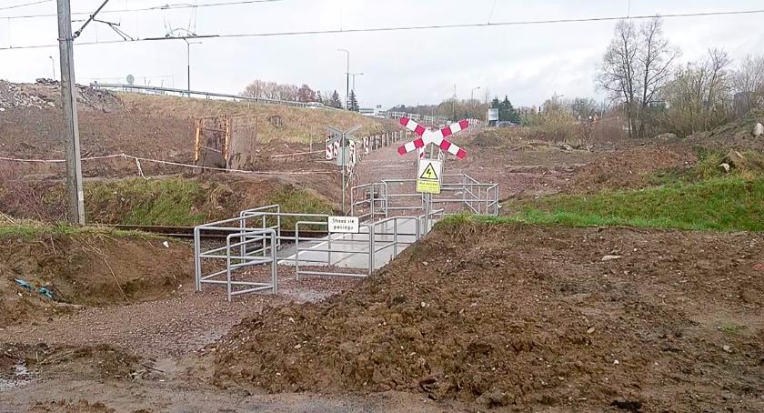 Na przejściu przez tory jest ciemno