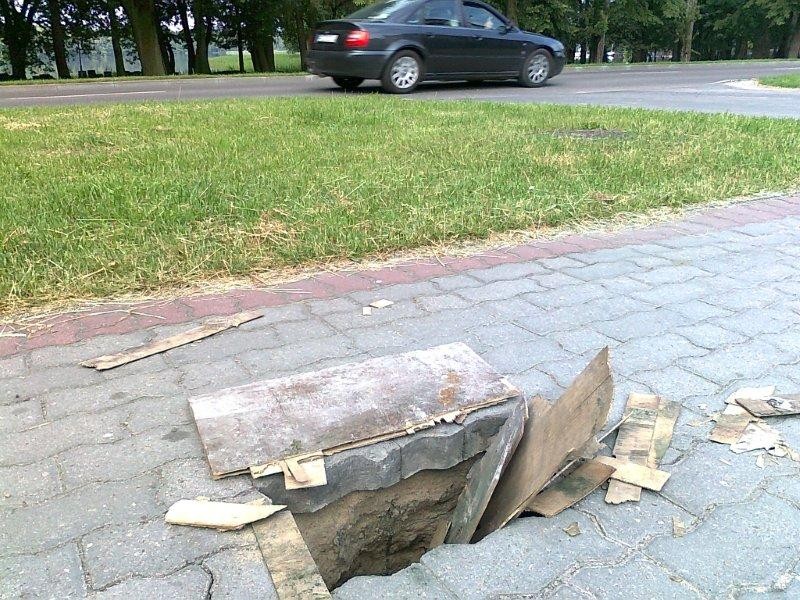 Jest sobie dziura i straszy przechodniów (aktualizacja)