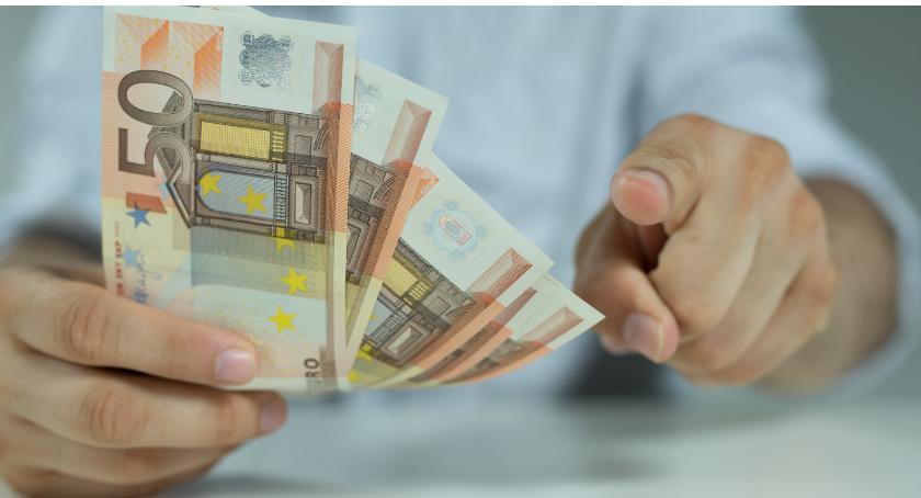 Jak wymieniać walutę online i wypłacać bez zakładania konta walutowego? Możesz tego dokonać w PKO BP