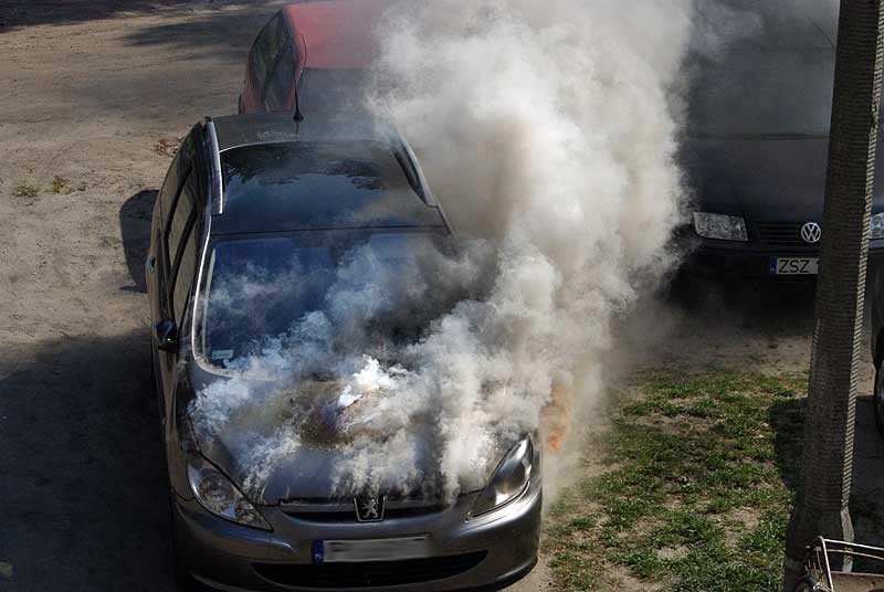  Borne Sulinowo: Spłonął peugeot (zdjęcia Czytelnika)
