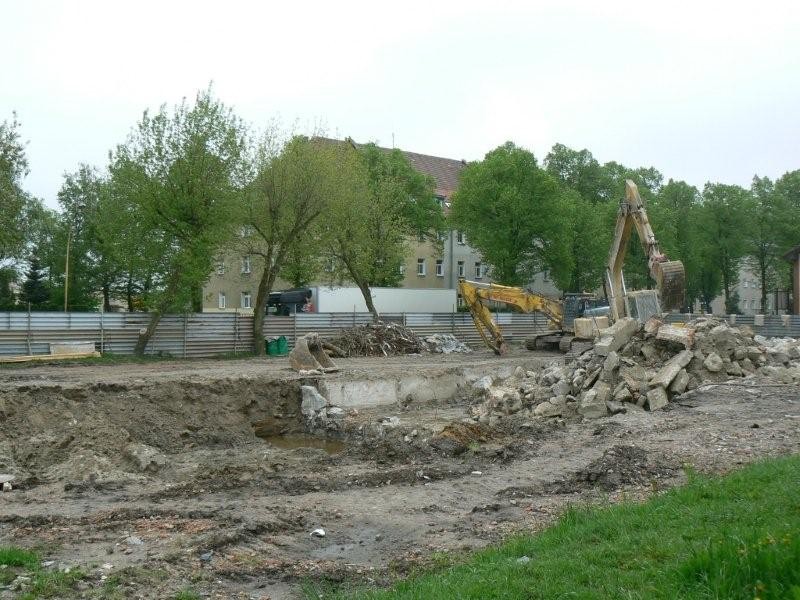 Wspomnienie po hotelu – dziura w ziemi i trochę gruzu