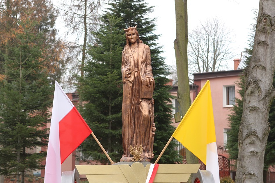 Przy skrzyżowaniu ul. Klasztornej i Piłsudskiego odsłonięty został pomnik patronki szczecineckich ko