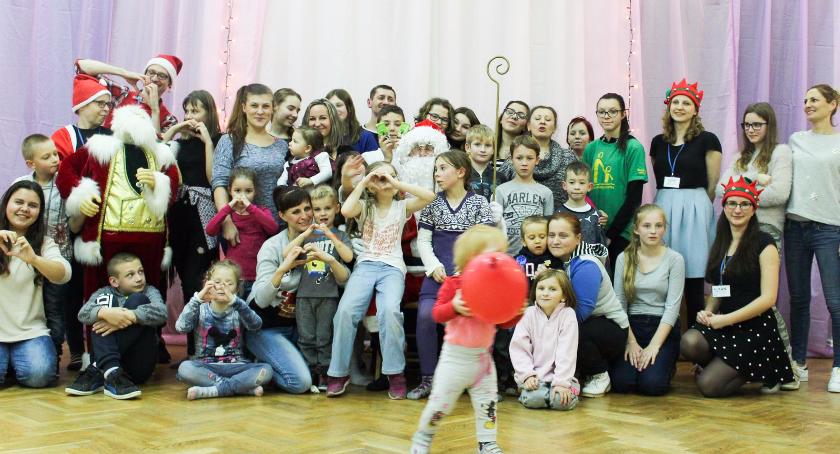 Zabawa mikołajkowa sióstr i braci