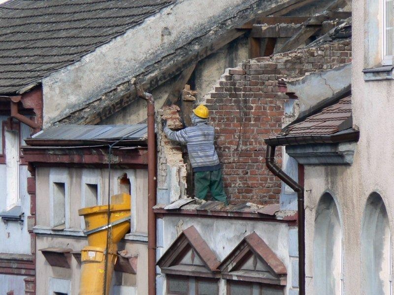 Ratusz będzie większy. Burzą, budują, urzędnicy już się cieszą
