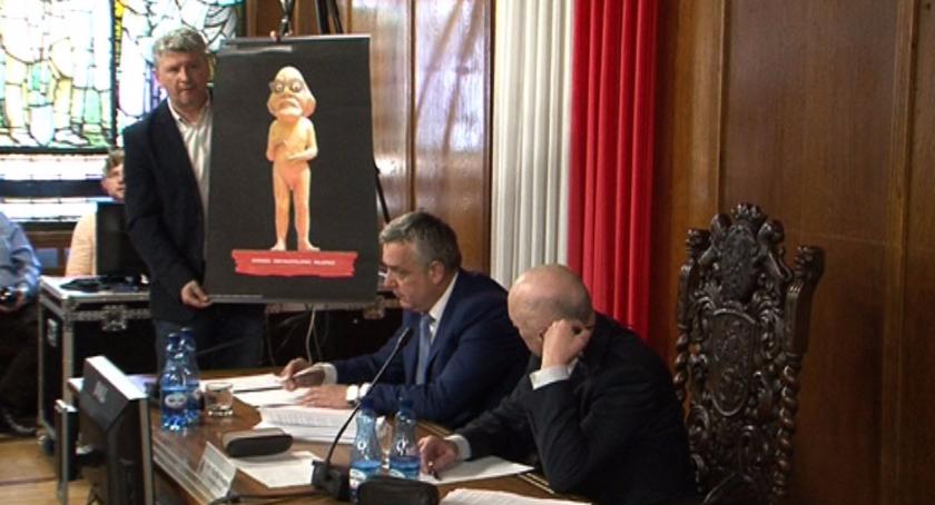 Plakat z Włapką to sugerowanie łapówkarstwa. Burmistrz wygrał z radnymi w sądzie