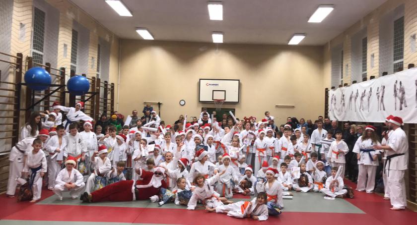 Świetna zabawa i prezenty na treningu karate kyokushin