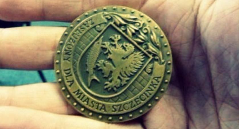 Odbiorą esbekom honorowe odznaki zasłużonych dla Szczecinka?