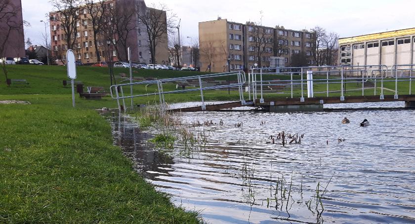 Uwaga na staw przy ul.Kopernika! Głęboka woda i niebezpieczny brzeg