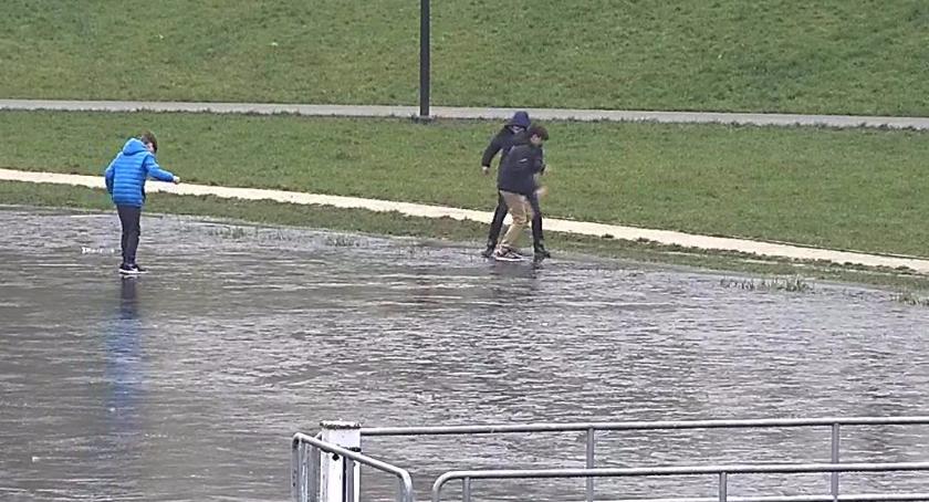 Uwaga na słaby lód! Przymusowa kąpiel w stawie na Strefie Aktywnego Wypoczynku