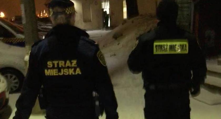Jeden kładł się na pasach, drugi publicznie oddawał mocz