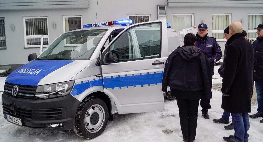 Nowy radiowóz policji w Szczecinku. Pojemność: 7 osób. Moc: 150 koni mechanicznych