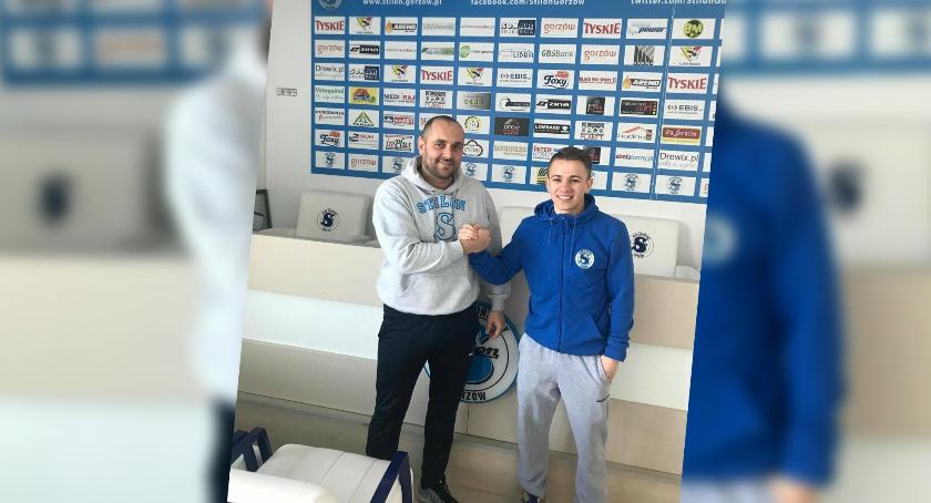 Piłkarze ze Szczecinka wybierają Stilon Gorzów. Mateusz Kwiatkowski podpisał kontrakt