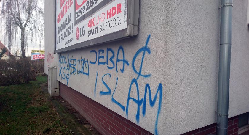 O islamie na ścianie w Szczecinku. Czy komuś zależy, żeby to było widoczne?