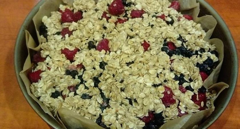 Elwira piecze ciasto owsiane z owocami