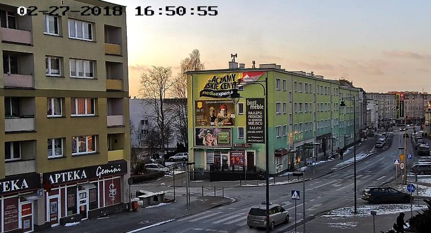 Baner niebezpiecznie wisiał nad chodnikiem. Interweniowała Straż Pożarna