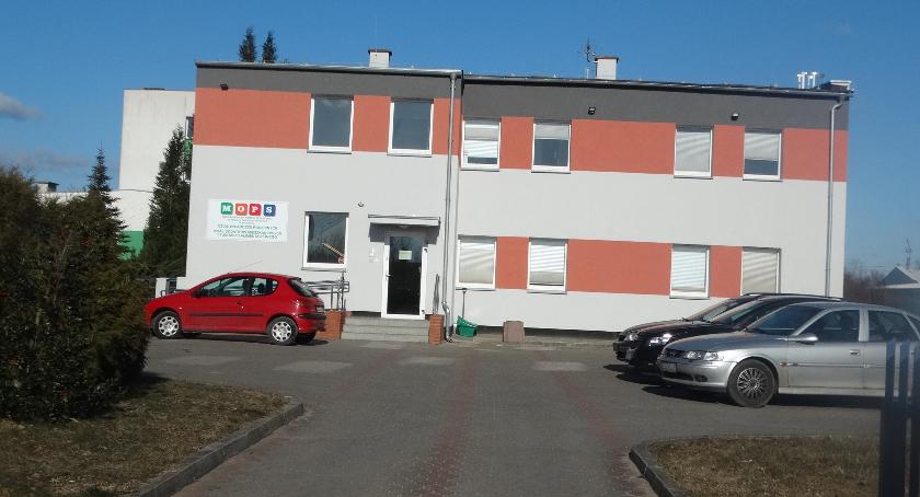 Siedziba MOPS bez własnej drogi dojazdowej. Przez brak pieniędzy