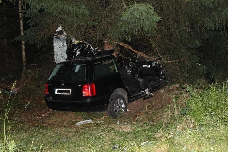 Uciekał przed policją, wjechał w drzewo