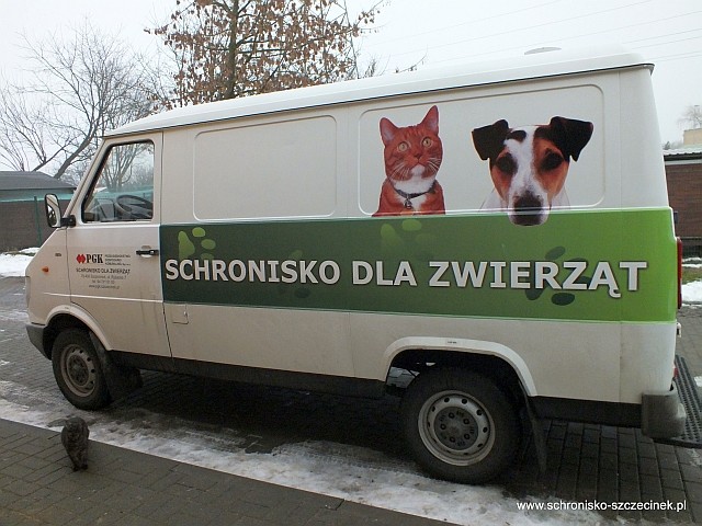 Zakład Karny podarował schronisku samochód