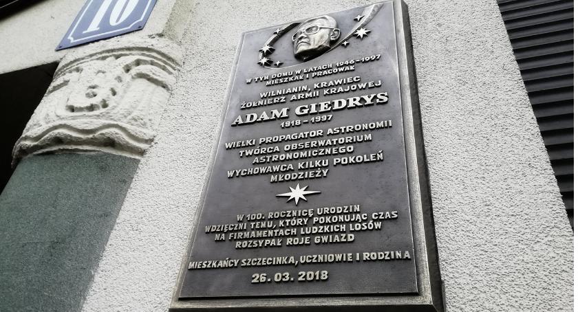 Odsłonięto tablicę upamiętniającą Adama Giedrysa
