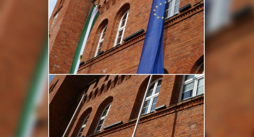Flagi wiszą, bo... mogą. Przed ratuszem załopotały flagi Polski, UE i Szczecinka (Akt.)