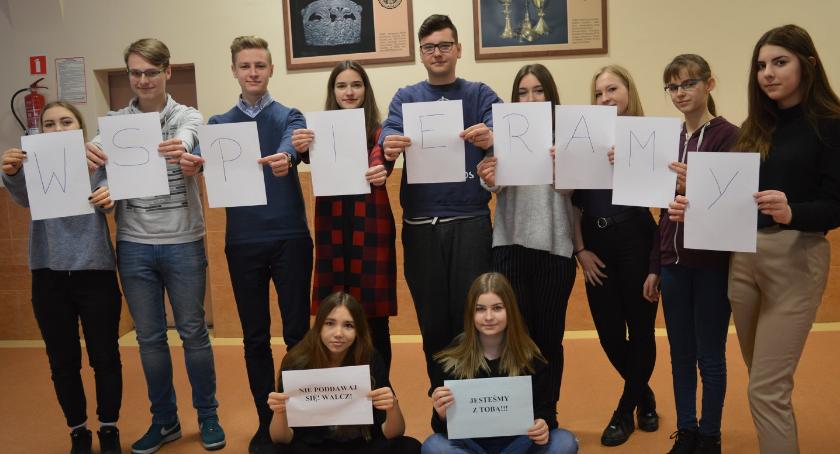Uczniowie i pracownicy I LO wspierają Dominika