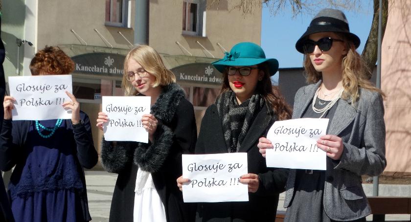 Uczniowie z I LO chcą do Sejmu. Przed ratuszem zorganizowali wiec Macieja Rataja