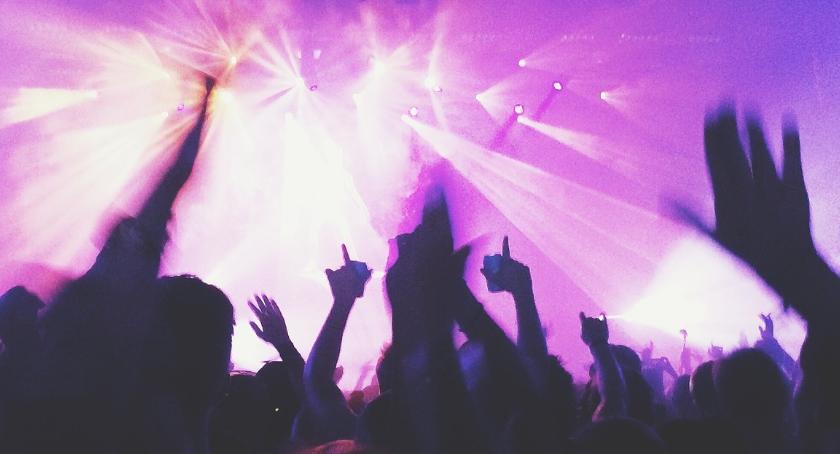Wyborcza impreza z popitką, czyli disco nad jeziorem