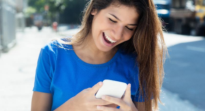 Telefon zamiast portfela – jak zacząć korzystać z płatności mobilnych?