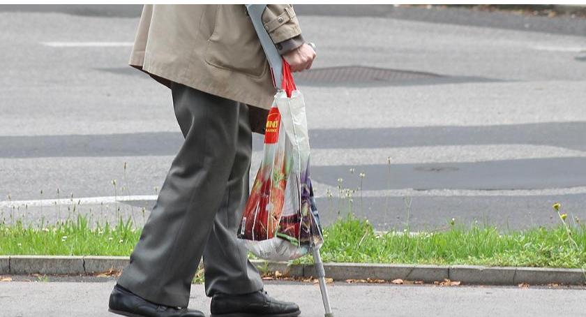 Miejska rehabilitacja seniorów. Ratusz nie przelał pieniędzy, przychodnia odwołuje zabiegi?