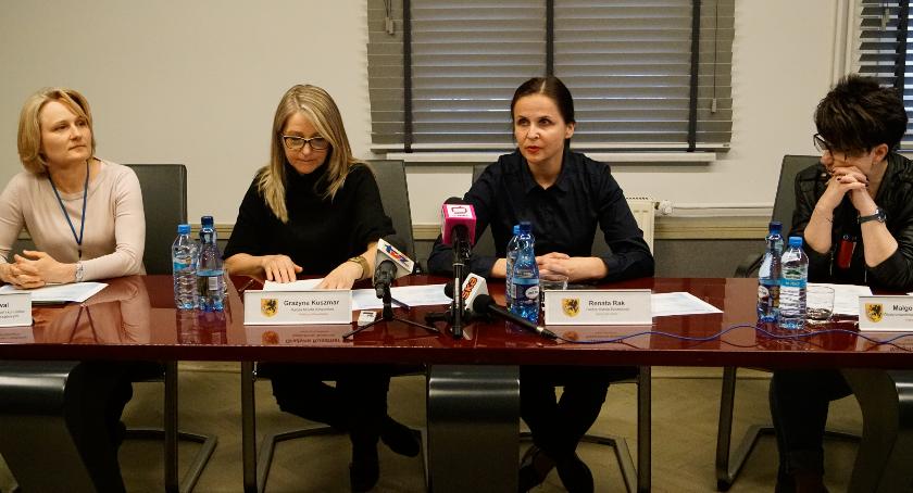 Refundowane świadczenia dla seniorów: Chętnych nie brakuje, pieniędzy i organizacji - owszem