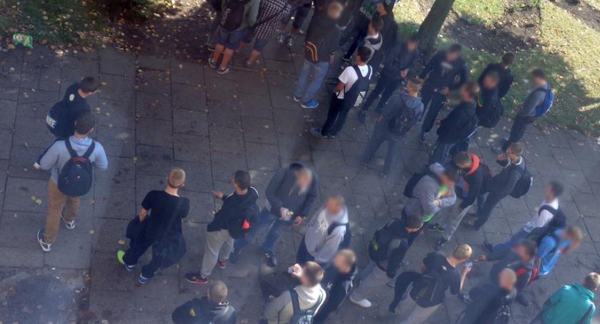 Szkolny chaos. 17-latkowie z 6-latkami, obawy, zniechęcenie nauczycieli