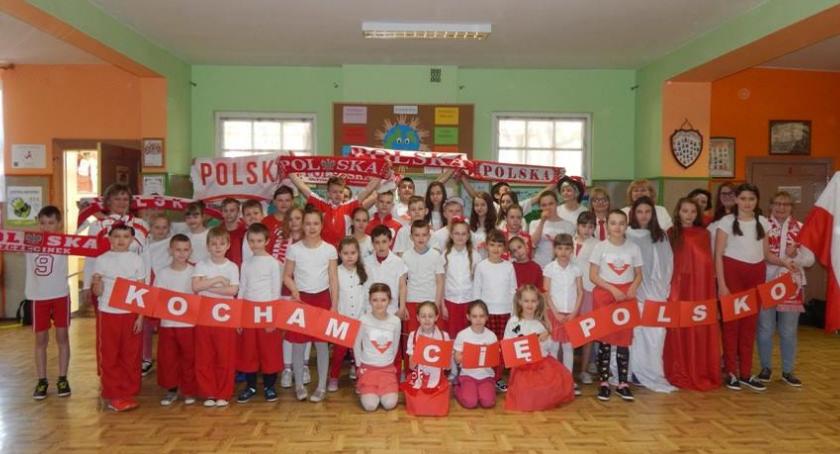 Patriotyzm, flagi narodowe i pełna radość. Gminny konkurs fotograficzny - zakończony