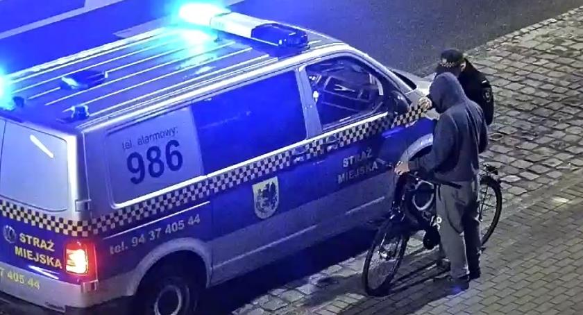 Człowiek z wiadrem na torowisku, ranna sarna w rowie na Słupskiej