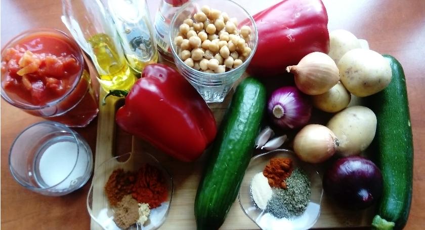Elwira przygotowuje warzywa na lekkie grillowanie