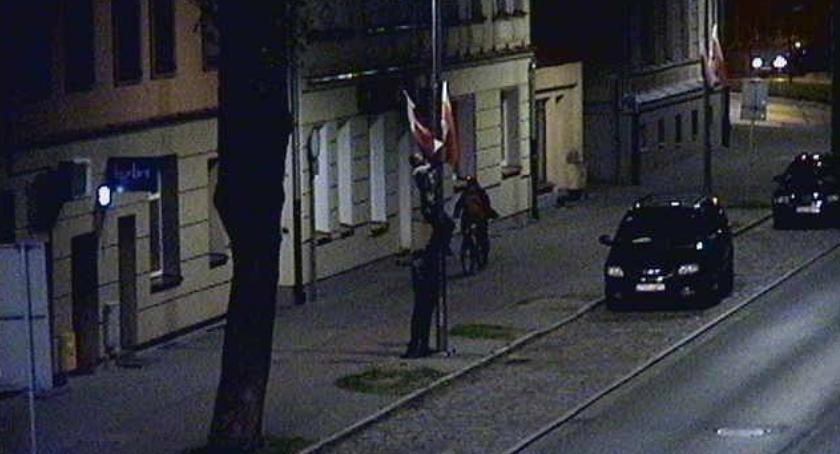 Kradli polskie flagi z latarni. Z pobudek patriotycznych?