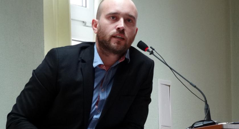Syn burmistrza stanie przed sądem. Ma przeprosić i wpłacić 100 tys. na hospicjum