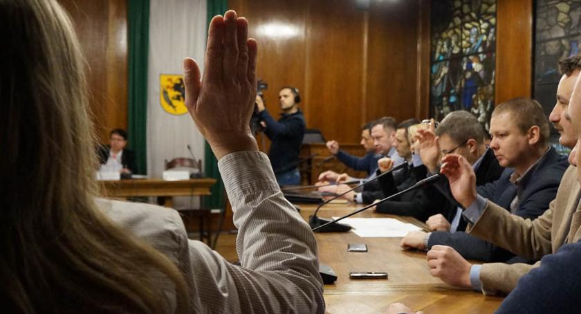 Nawet 20 tysięcy za podnoszenie ręki, czyli ile zarabiają radni w Szczecinku?